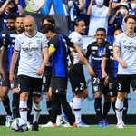 Ｇ大阪－神戸　後半、先制点を奪われ、がっくり肩を落とす神戸のイニエスタ（手前左から２人目）ら＝８日、パナソニックスタジアム吹田（撮影・鈴木雅之）