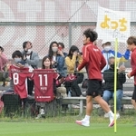 神戸のイニエスタ（右から２人目）らを応援するサポーター＝いぶきの森球技場（撮影・高部洋祐）