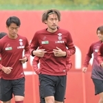 公開練習でランニングするヴィッセル神戸の菊池ら＝いぶきの森球技場（撮影・高部洋祐）