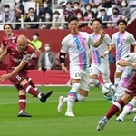 神戸-鳥栖　前半、先制ゴールを決める神戸のイニエスタ（左）＝ノエビアスタジアム神戸（撮影・秋山亮太）