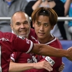 神戸-鳥栖　前半、チーム２点目のゴールを決め、イニエスタらと喜び合う神戸の汰木康也（右）＝ノエビアスタジアム神戸（撮影・秋山亮太）