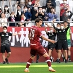 神戸-鳥栖　後半、チーム４点目のゴールを決め喜ぶ神戸の大迫勇也（中央）＝ノエビアスタジアム神戸（撮影・秋山亮太）