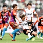 サッカー女子のＷＥリーグ、ＩＮＡＣ神戸－三菱重工浦和戦の前半、競り合うＩＮＡＣ神戸・田中美南（手前左）ら