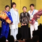 花束を受け取って記念写真に納まる阿部一二三選手（右端）と阿部詩選手（左端）＝１５日午後、神戸市中央区、神戸ポートピアホテル（撮影・鈴木雅之）