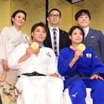 参加者と記念写真に納まる阿部一二三選手（前列中央）と阿部詩選手（同右）＝１５日午後、神戸市中央区、神戸ポートピアホテル（撮影・鈴木雅之）