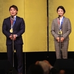 祝勝会で抱負を述べる阿部一二三選手（左）と阿部詩選手＝１５日午後、神戸市中央区、神戸ポートピアホテル（撮影・鈴木雅之）