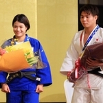 花束を受け取る阿部一二三（右）と阿部詩（中央）＝神戸ポートピアホテル（撮影・鈴木雅之）