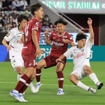 神戸-川崎　前半、ゴール前で阻まれる神戸の郷家友太（中央）と武藤嘉紀＝ノエビアスタジアム神戸（撮影・吉田敦史）