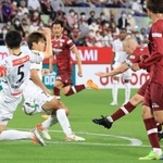 神戸-川崎　前半、神戸のイニエスタがシュートを放つも枠から外れる＝ノエビアスタジアム神戸（撮影・吉田敦史）