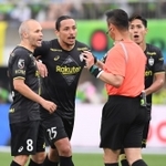 試合終了間際の同点ゴールがＶＡＲの介入で取り消され、主審に激しく詰め寄る神戸・イニエスタ（左）ら（撮影・棚橋慶太）