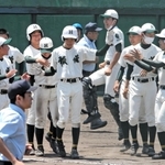 村野工－報徳　１０回裏報徳、サヨナラの中前適時打を放った勢志（中央）に駆け寄り、喜ぶナイン