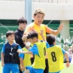 ゴールを決めた子どもを出迎える堂安律＝尼崎市、ＲＤフィールド