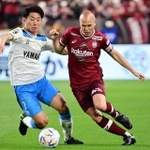 神戸-磐田　前半、神戸のイニエスタがドリブルで仕掛ける＝神戸市兵庫区、ノエビアスタジアム神戸（撮影・中西幸大）