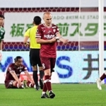 神戸-磐田　攻勢も実らず引き分けに終わり、悔しがる神戸のイニエスタ＝神戸市兵庫区、ノエビアスタジアム神戸（撮影・中西幸大）