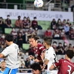 神戸-磐田　前半、セットプレーからゴールを狙う神戸の菊池（中央）＝神戸市兵庫区、ノエビアスタジアム神戸（撮影・中西幸大）