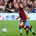 神戸-磐田　前半、ドリブルで仕掛ける神戸のイニエスタ＝神戸市兵庫区、ノエビアスタジアム神戸（撮影・中西幸大）