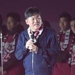 昨季のホーム最終戦後のセレモニーであいさつするヴィッセル神戸の三木谷浩史会長＝２０２１年１１月２７日、ノエビアスタジアム神戸