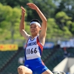 男子走り幅跳び決勝　６回目の跳躍で７メートル７０を記録した姫路商の吉田正道。朝原宣治さんが持つ兵庫高校記録を３２年ぶりに更新した（撮影・吉田敦史）