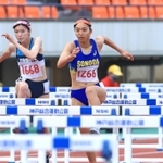 陸上女子１００メートル障害決勝　１３秒７７の大会新記録で優勝した園田の藤原かれん＝ユニバー記念競技場（撮影・吉田敦史）