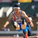 男子走り幅跳び決勝　６回目の跳躍で７メートル７０を記録する姫路商の吉田正道。朝原宣治さんが持つ県高校記録を３２年ぶりに更新した＝ユニバー記念競技場（撮影・吉田敦史）