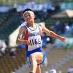 男子走り幅跳び決勝　６回目の跳躍で７メートル７０を記録する姫路商の吉田正道。朝原宣治さんが持つ県高校記録を３２年ぶりに更新した＝ユニバー記念競技場（撮影・吉田敦史）