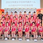 始動会見で記念撮影に応じる真鍋政義監督（上段右端）らバレーボール女子日本代表＝５月６日、東京都内（日本バレーボール協会提供）