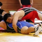 レスリング男子団体決勝・神戸高塚-猪名川　神戸高塚を２連覇に導いた１２５キロ級の春風（上）＝六甲アイランド高