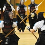 なぎなた団体決勝・市伊丹Ａ-市伊丹Ｂ　果敢に攻め込む市伊丹Ａの島本春音（左）＝兵庫県立武道館