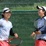 テニス女子団体決勝・相生学院-園田　息の合ったプレーで優勝に貢献した相生学院の小畑（右）と田島のペア＝神戸総合運動公園（撮影・吉田敦史）