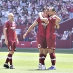 神戸－札幌　前半、先制点を決めた山川（中央）を祝福する神戸イレブン＝ノエビアスタジアム神戸（撮影・小林良多）