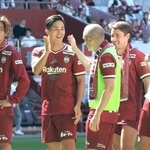 札幌に４ー１で大勝し、笑顔を見せる神戸イレブン。イニエスタは勝ち越し点を決めた武藤（左から２人目）をねぎらった＝ノエビアスタジアム神戸（撮影・小林良多）