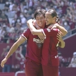 神戸－札幌　前半、プロ初ゴールを決めて喜ぶ神戸の山川（左）＝ノエビアスタジアム神戸（撮影・小林良多）