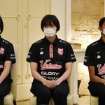 Ｖ１姫路の新体制発表会見に臨む宮部藍梨（右）ら新入団選手たち＝姫路市内