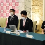 Ｖ１姫路の新体制発表会見に臨む荒谷栞新主将ら＝姫路市内