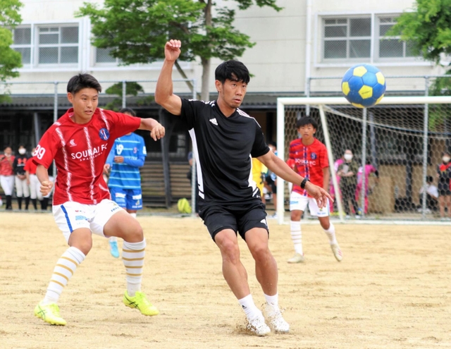 蒼開高のサッカー部員らと交流した香川真司（中央）＝洲本市下加茂１の同校