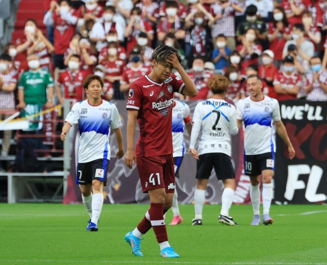 神戸－富山　前半、２点目を奪われて頭を抱える神戸・小田（４１）＝ノエビアスタジアム神戸（撮影・鈴木雅之）