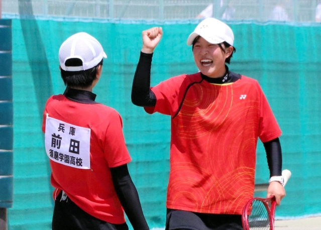 ソフトテニス女子団体決勝・須磨学園-啓明　６大会連続８度目の優勝を飾った須磨学園の前田（左）、中谷組＝神戸市北区のしあわせの村