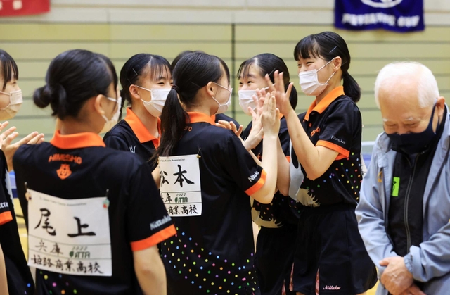 卓球女子団体決勝で芦屋学園を破って３大会連続優勝を決め、喜ぶ姫路商の選手ら＝姫路市ヴィクトリーナ・ウインク体育館（撮影・吉田敦史）