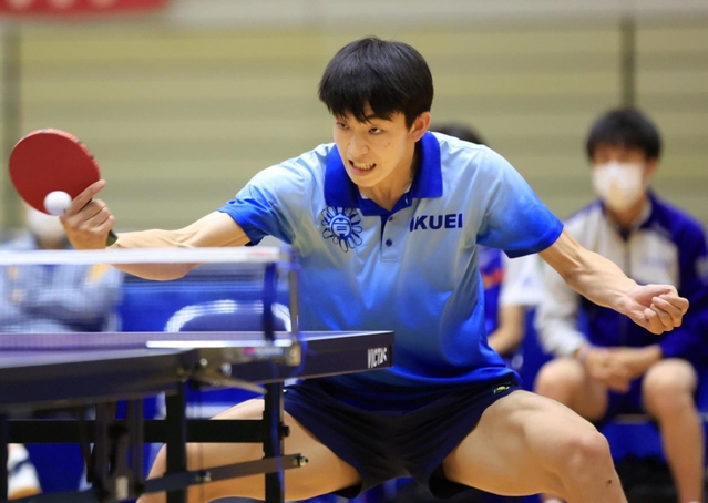 卓球男子団体決勝・育英-滝川第二　第１シングルスを制した育英の青山貴洋＝姫路市ヴィクトリーナ・ウインク体育館（撮影・吉田敦史）