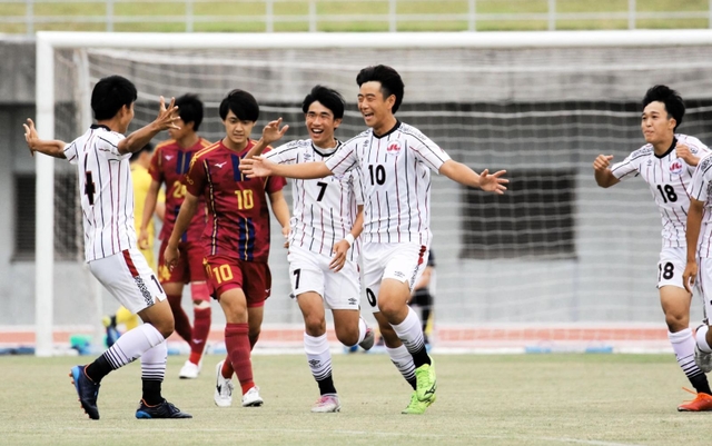 サッカー男子決勝・神戸弘陵-三田学園　前半、先制点を決め、チームメートと喜ぶ三田学園の宮内（１０）＝三木総合防災公園陸上競技場（撮影・初鹿野俊）