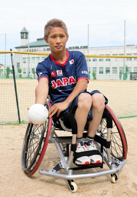 車いすソフトボール日本代表の香川大成選手。印象を残そうと、本番の髪色は「赤」を検討している＝大阪大谷大