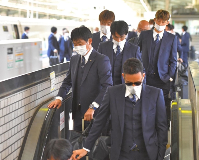 神戸入りする森保一監督（中央）、吉田麻也（手前）、柴崎岳（中央右）、伊藤洋輝（右奥）ら日本代表イレブン＝９日午後０時３３分、神戸市中央区の新神戸駅（撮影・吉澤敬太）