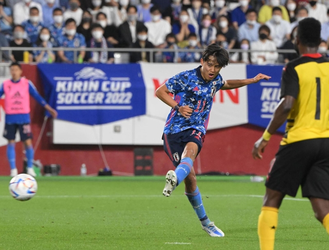 後半、代表初ゴールを決める日本代表の久保建英＝ノエビアスタジアム神戸（撮影・金田祐二）