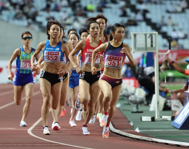 女子１５００メートル決勝　３連覇を飾り、世界選手権への出場を決めた田中希実（右）＝撮影・小林良多