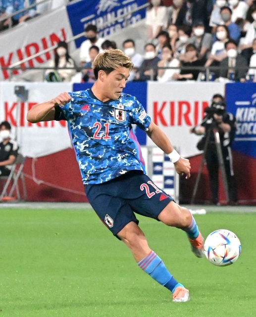 日本-ガーナ　前半、シュートを放つ堂安（撮影・秋山亮太）