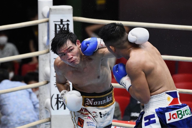 防衛戦で鋭いパンチを放つ野中悠樹選手＝２０２１年７月２３日、大阪市浪速区のエディオンアリーナ大阪（撮影・風斗雅博）