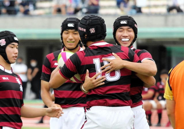 報徳－関学　前半、先制トライを挙げた報徳の竹之下（右から２人目）を祝福する選手たち