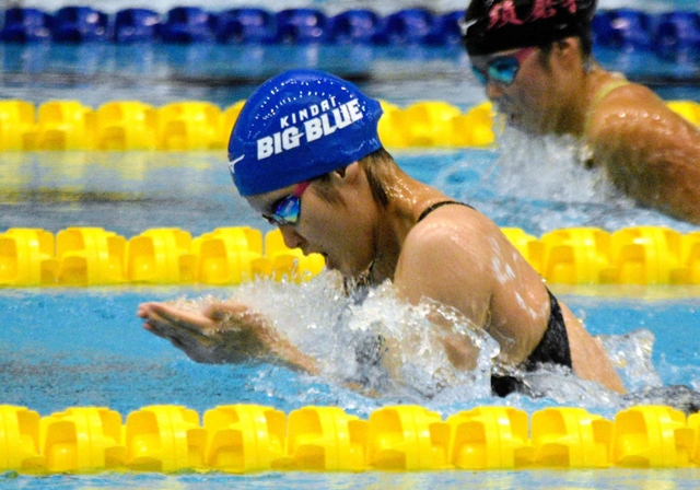 女子５０メートル平泳ぎで３連覇を果たした岡田侑奈（手前）