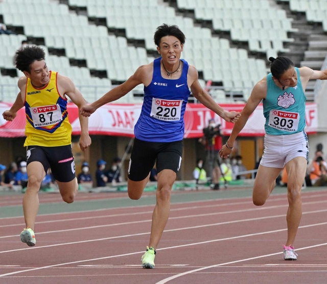 男子２００メートル決勝　２０秒４６で初優勝した上山紘輝（中央）＝１２日午後、大阪市東住吉区、ヤンマースタジアム長居（撮影・秋山亮太）