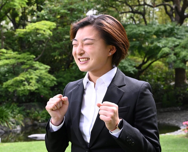 新シーズンに向けて気持ちを新たにする坂本花織＝神戸市中央区波止場町（撮影・坂井萌香）